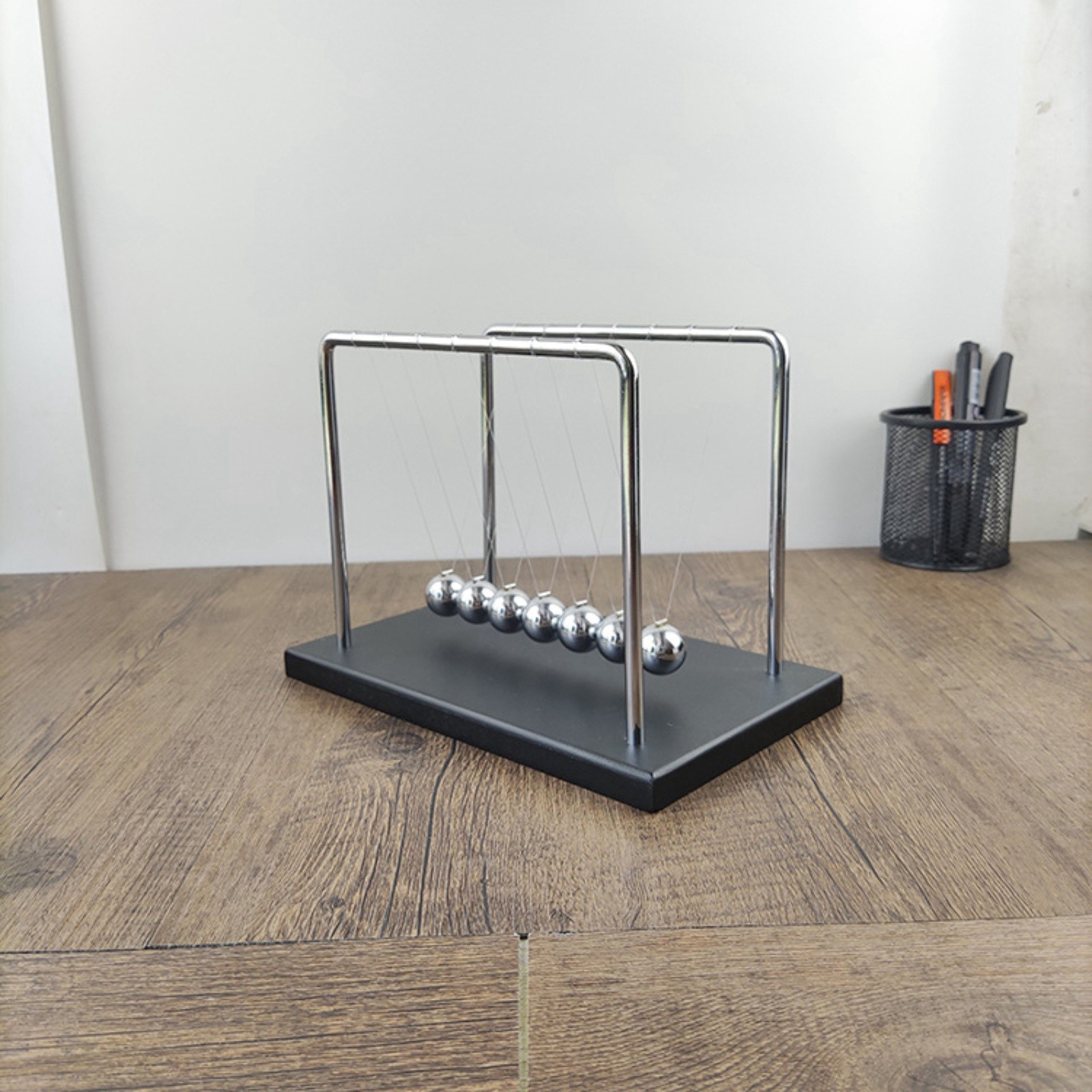 Boule de pendule Newton en mét - Newton Cradle Large avis et prix